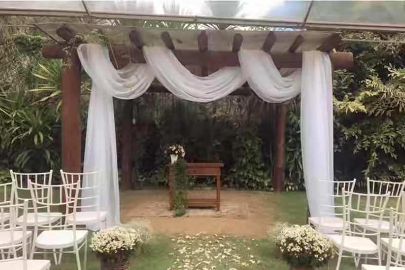 Detalhe da decoração floral de um casamento no espaço
